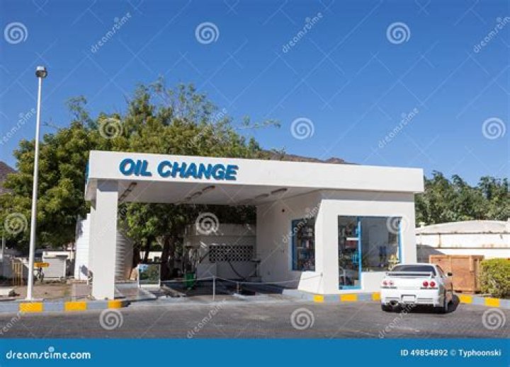 ガソリンスタンドでオイル交換は正解？費用・手順・注意点を整理